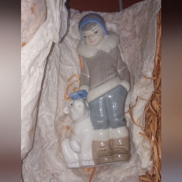 Lladro Eskimo Boy with Pet Polar Bear Porcelain Figurine (EUC) - Picture 9 of 13